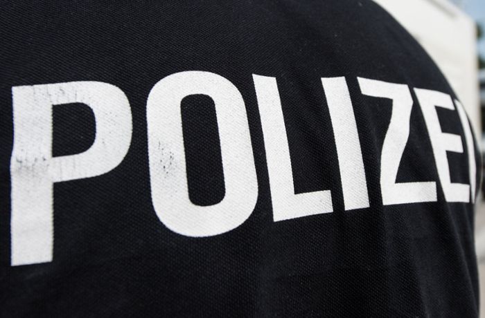 Passanten an Ditzinger Realschule angepöbelt: 19-Jährige wehrt sich heftig gegen Festnahme – Polizist verletzt