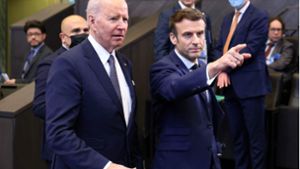 US-Präsident Joe Biden spricht im Nato-Hauptquartier in  Brüssel mit seinem französischen Kollegen Emmanuel Macon über den Krieg in der Ukraine. Foto: AFP/THOMAS COEX
