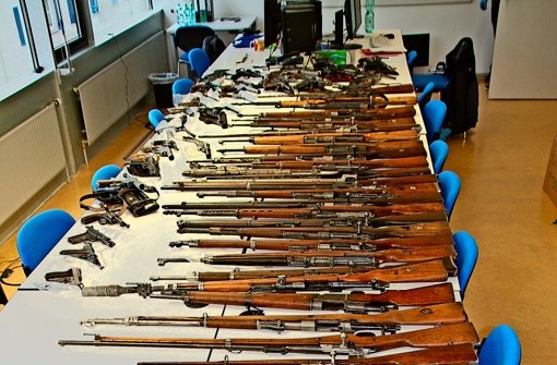 Mehr als 200 Waffen entdeckte die Polizei in dem Keller in Sachsenheim – manche davon schussbereit. Foto: Polizei