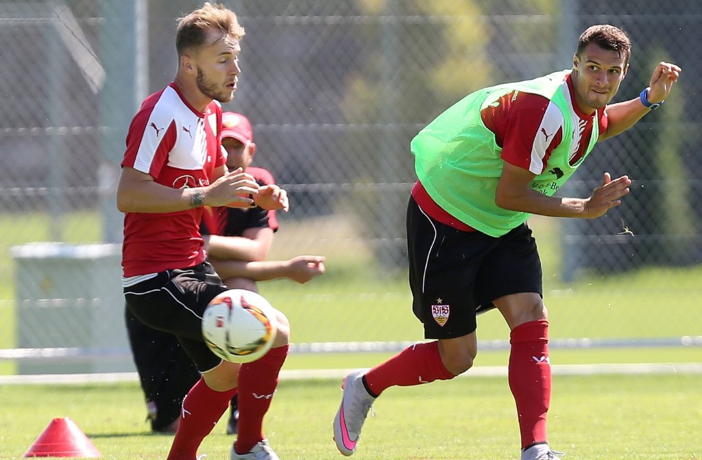 Alexandru Maxim (links) und Philip Heise beim Training des VfB Stuttgart in St. Gallen.  Foto: Pressefoto Baumann