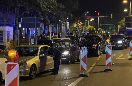 Nach der Messerstecherei kontrolliert die Polizei Teilnehmende des Autokorsos an der Theodor-Heuss-Straße. Foto: 7aktuell/Andreas Werner