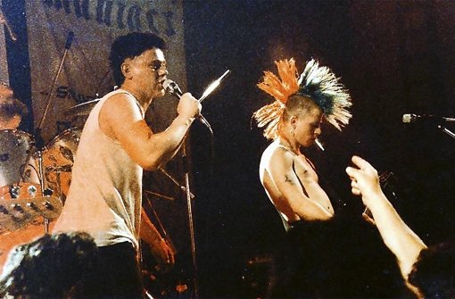 Zwei Punks auf der Bühne: Ein Bild aus den 80er Jahren mit den Normahl-Gründern Lars Besa (links) und Gitarrist Jürgen „Pippy“ Pirpamper Foto: privat