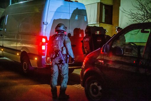 Am Mittwochabend haben Einsatzkräfte der Polizei und des SEK ein Wohnhaus in Rielingshausen gestürmt.  Foto: ks-images.de
