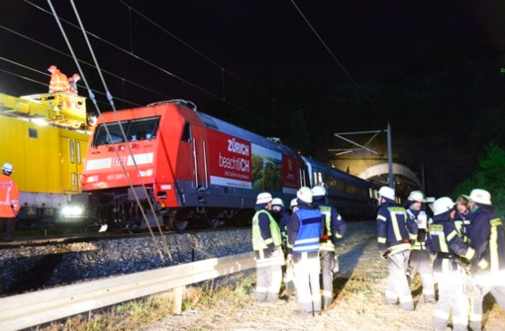 Ein IC von Hamburg nach Stuttgart steckte nach einem Kurzschluss am Montagabend bei Illingen stundenlang auf offener Strecke fest.