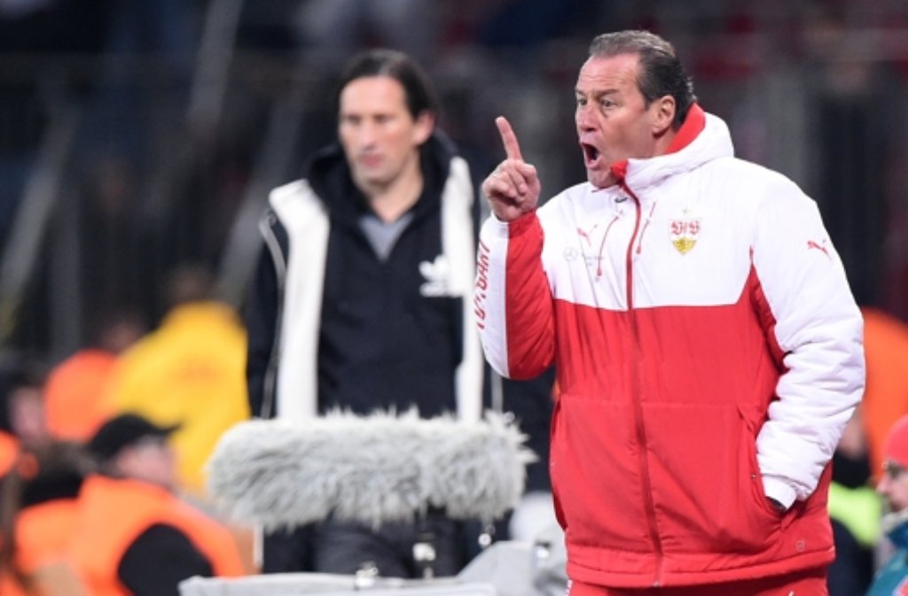 Der VfB Stuttgart verliert bei Bayer 04 Leverkusen deutlich und jetzt stellt sich die Frage: Bleibt Huub Stevens Trainer?