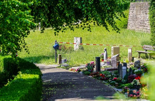 Die Ermittlungen nach der Attacke auf dem Altbacher Friedhof dauern an. Foto: SDMG/ Kohls