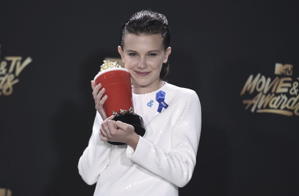 Millie Bobby Brown erhält die Auszeichnung als beste Darstellerin in einer TV-Serie für „Stranger Things“.