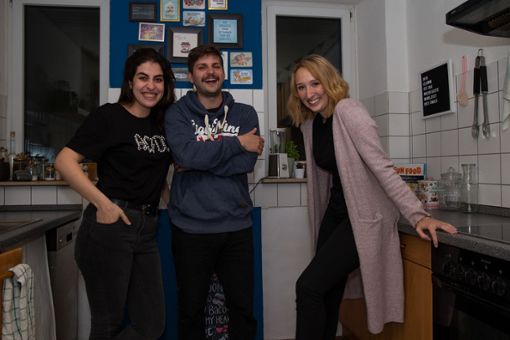 Die WG-Mitglieder Sarah Scholl (26, Grafikerin), Carina Fiedler (23, Erzieherin) und Philipp Hornek (25, Student) denken oft über Müllvermeidung nach (nicht auf dem Bild: Marcel Cloidt (25, Student). Foto: Daniel Arieta