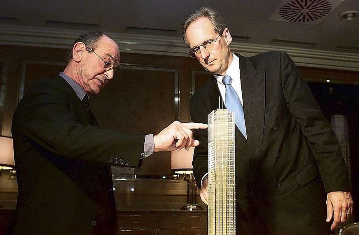 Architekt Schweger mit dem damaligen Oberbürgermeister Wolfgang Schuster (rechts) 2001 mit dem Turm-Modell Foto: Uli Kraufmann