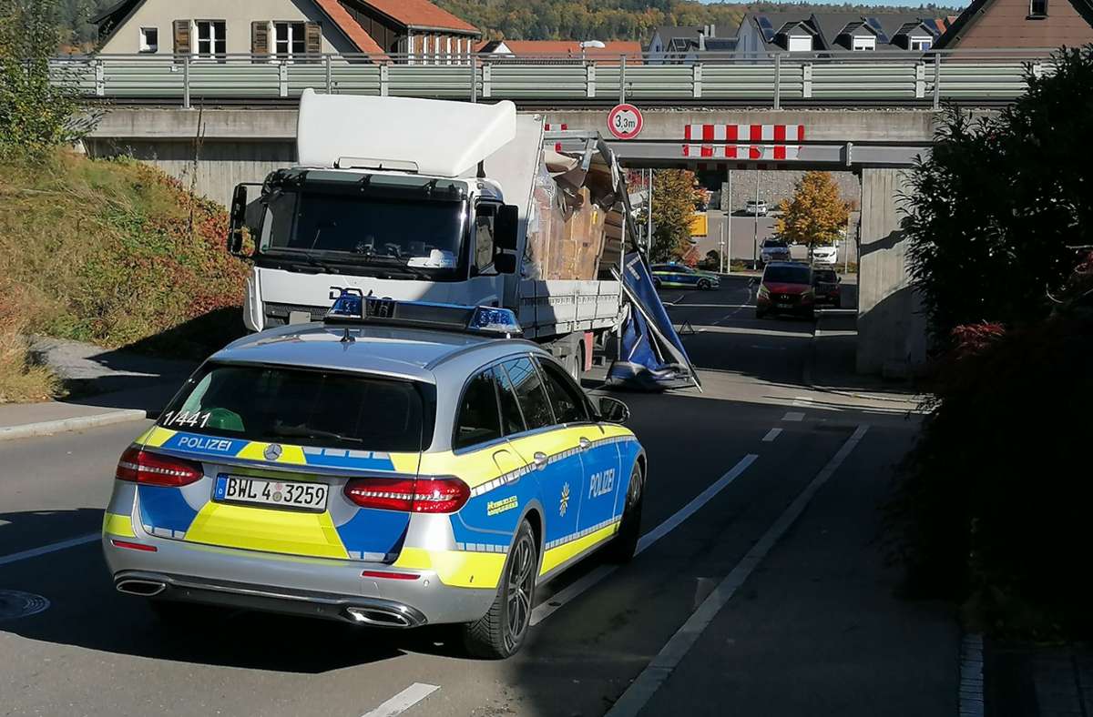 In Magstadt ist ein Lastwagen unter einer Eisenbahnbrücke stecken geblieben