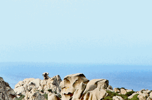 Maccia und Felsen prägen die Wanderwege. Foto: Maier