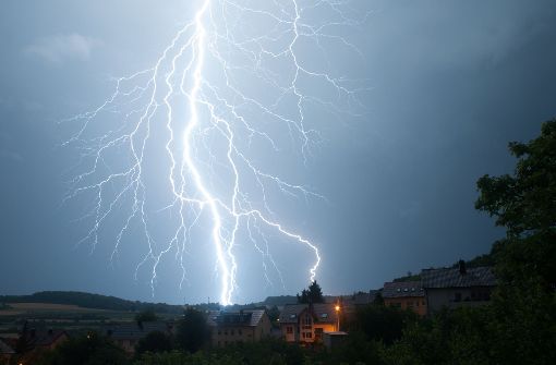 Ein Blitz über Bad Mergentheim. Foto: Jürgen Veits/dpa
