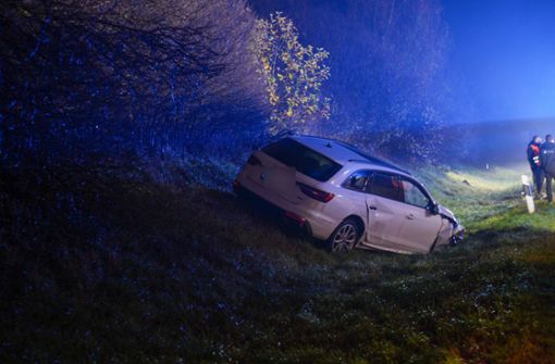 Eines der beteiligten Autos wurde in den Grünstreifen der A8 bei Kirchheim geschleudert. Foto: 7aktuell.de/Enrique Kaczor/7aktuell.de | Enrique Kaczor