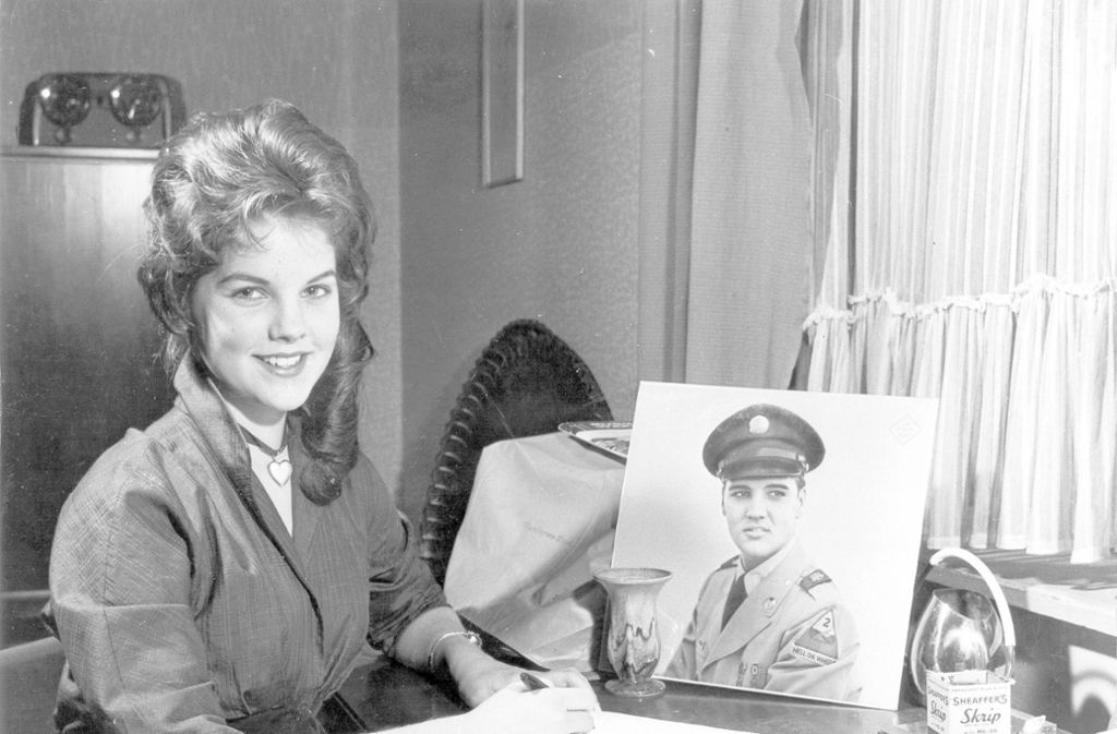 Als Tochter eines Marinepiloten kommt Priscilla 1945 im New Yorker Stadtteil Brooklyn zur Welt. Der Vater stirbt kurz nach ihrer Geburt bei einem Flugzeugabsturz. Die Mutter heiratet später den Luftwaffenoffizier Joseph Beaulieu.
