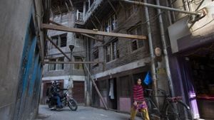 In Nepals Hauptstadt Kathmandu stützen Holzbalken Hausmauern ab. Foto: DPA