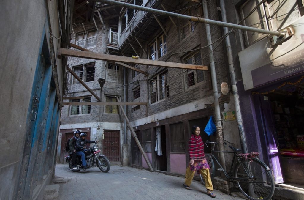 In Nepals Hauptstadt Kathmandu stützen Holzbalken Hausmauern ab.
