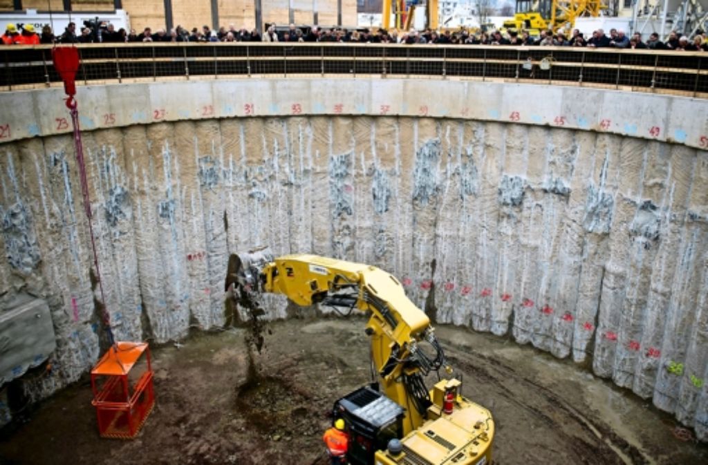 Der Tunnelanstich – 4. Dezember 2013In Wangen wird am 4. Dezember 2013 die erste Tunneltaufe von Stuttgart 21 gefeiert. Mittlerweile sind laut Stand vom letzten Montag 1,9 Kilometer von insgesamt 59,1 Kilometern gegraben. Fertig werden soll der Bahnknoten 2021, kosten soll er 6,5 Milliarden Euro.