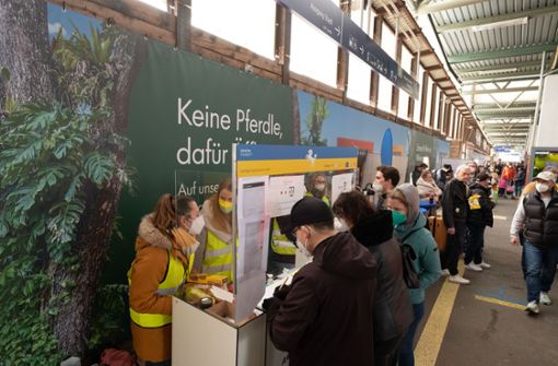 Anfangs nahmen viele Stuttgarter Geflüchtete aus der Ukraine am  Hauptbahnhof in Empfang. Jetzt sind es keine 20 mehr. Für viele ist die Belastung zu groß. Foto: Lichtgut/Piechowski