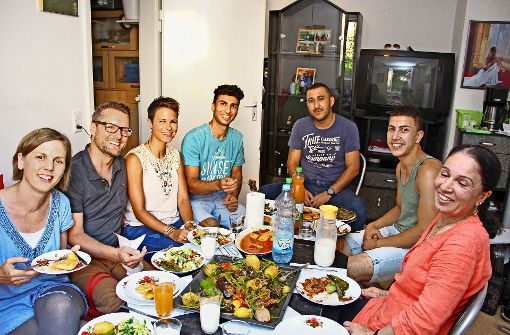 Beim gemeinsamen Essen mit Familienpaten und Freunden ist viel Leckeres auf den Tisch gekommen Foto: Freundeskreis Asyl