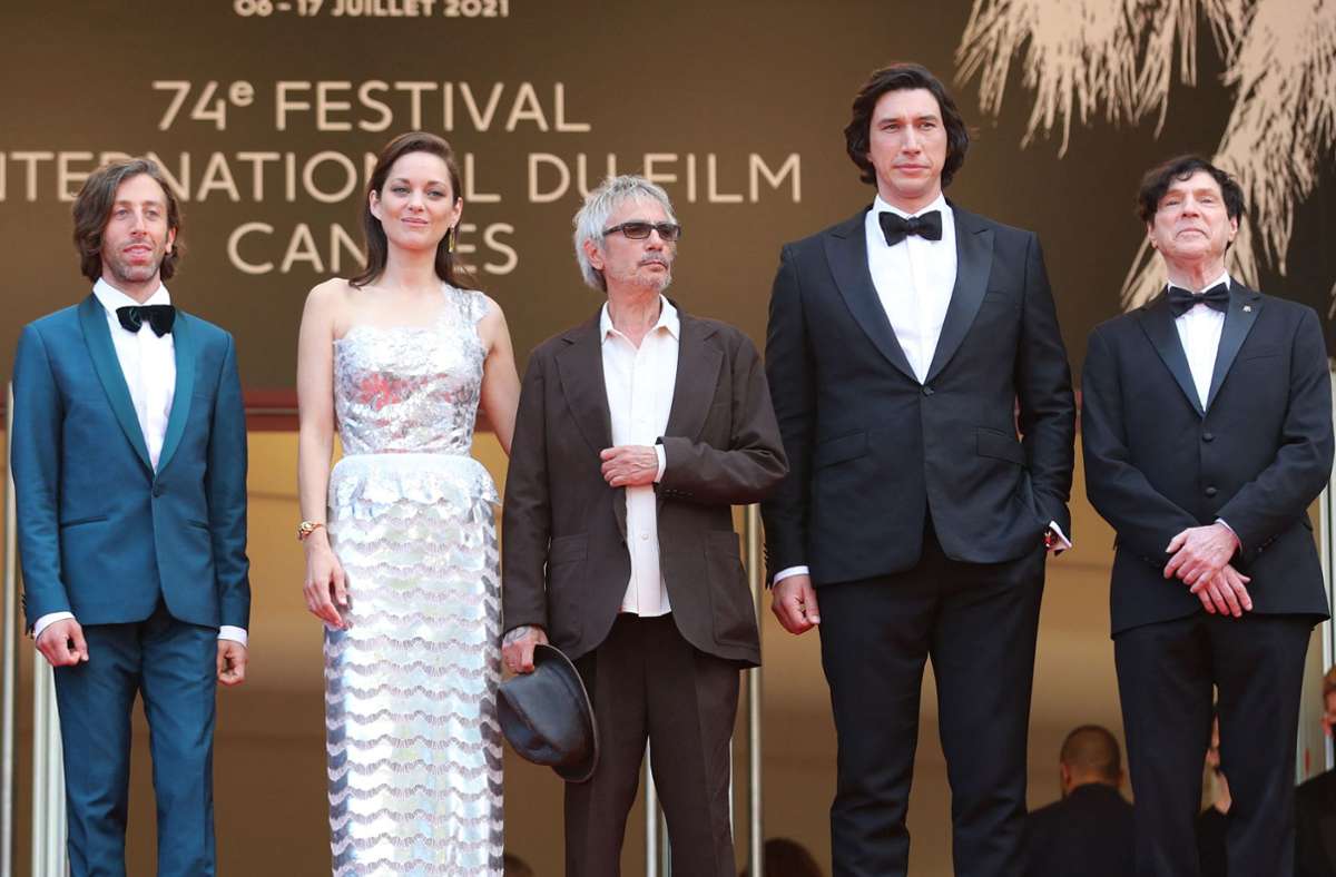 Von links: US-Schauspieler Simon Helberg, die französische Schauspielerin Marion Cotillard, der französische Regisseur Leos Carax, US-Schauspieler Adam Driver and US-Komponist Russell Mael bei der Eröffnung des Festivals in Cannes.
