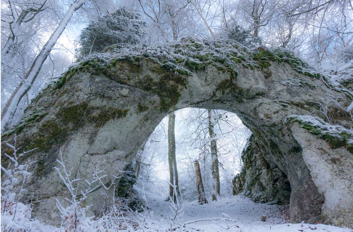 Winterwunderland: das Heidentor bei Egesheim, das von den Kelten 400 Jahre lang als Kultstätte genutzt wurde.