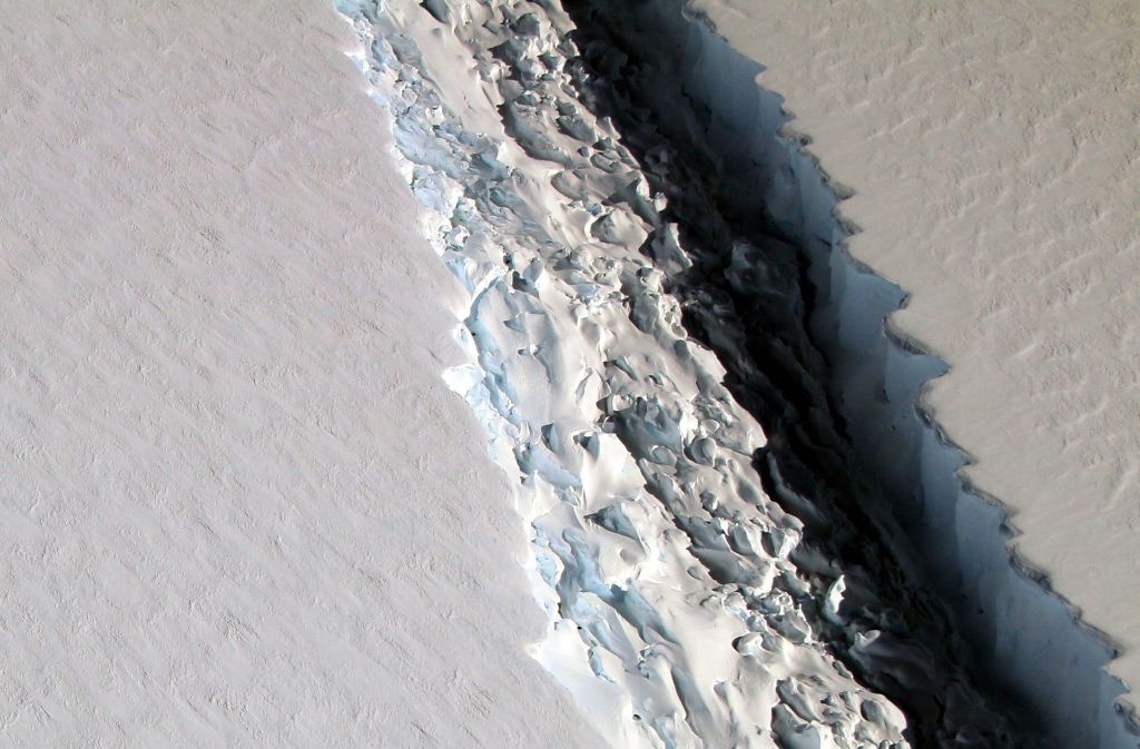 Ein gewaltiger Riss im sogenannten Larsen-C-Schelfeis in der Antarktis trennt das Eis zunehmend vom Festland. Foto: NASA/John Sonntag