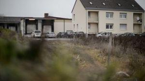 Im Tierschutz-Skandal um den Schlachthof in Tauberbischofsheim haben Behördenvertreter das derzeit geschlossene Unternehmen kontrolliert Foto: dpa