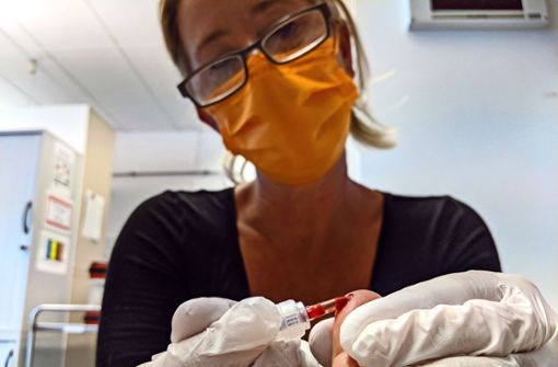 Die Krankenschwester Conny Woog nimmt zurzeit pro Tag bis zu 100 solcher kleinen Blutproben im Rahmen der Stuttgarter Antikörper-Studie. Foto: Jürgen Brand