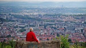 Ein Mann genießt die Aussicht vom Birkenkopf auf den Stuttgarter Talkessel und das Umland. Foto: dpa