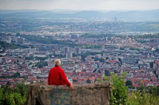 Ein Mann genießt die Aussicht vom Birkenkopf auf den Stuttgarter Talkessel und das Umland. Foto: dpa