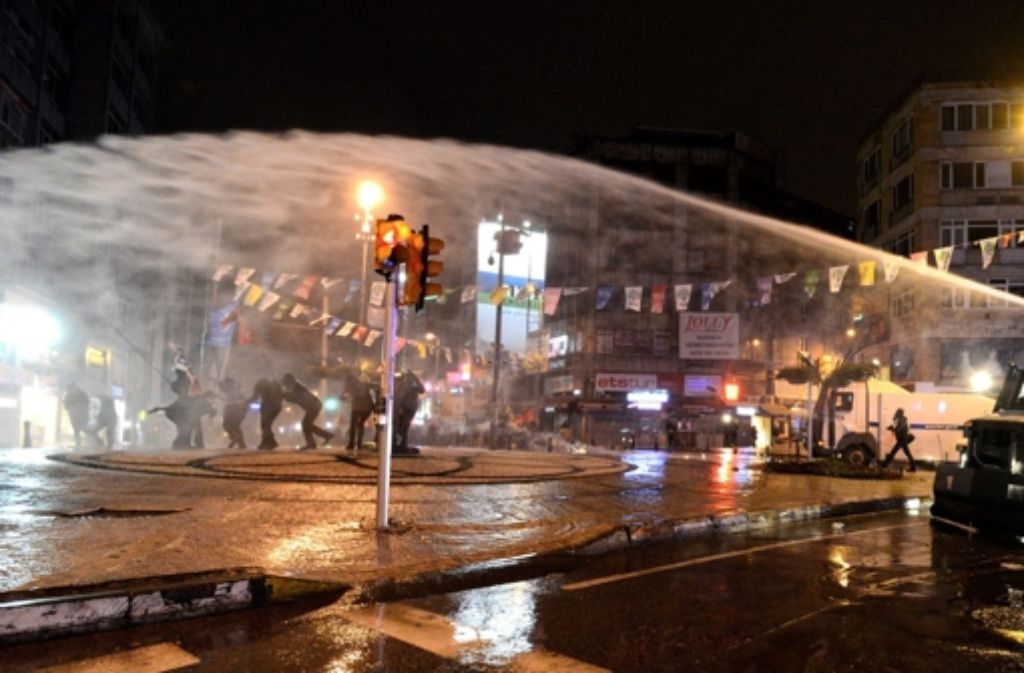 Mit Wasserwerfern geht die Polizei in Istanbul gegen Demonstranten vor.