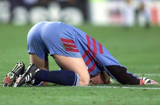 Nach dem Schlusspfiff beißt Oliver Kahn im Camp Nou von Barcelona buchstäblich ins Gras. Kein Wunder nach dem, was gerade passiert ist. Klicken Sie sich durch unsere Bildergalerie. Foto: dpa