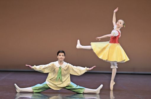 Komisch und charmant: Elena Schrank und Yanis Restieri als Puppen in „Die Spieluhr“ bei der Matinee Foto: Stuttgarter Ballett