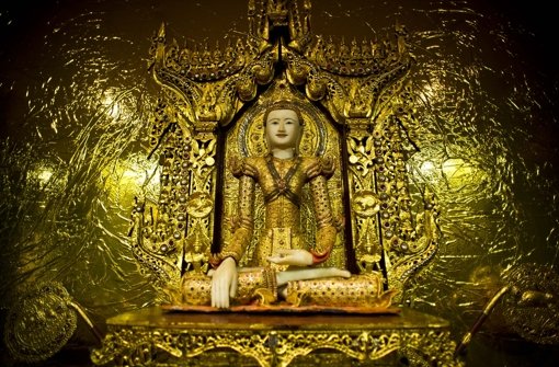 Buddha-Statuen auf einem Thron zieren in Myanmar im allgemeinen Klöster, Tempel und manchmal auch Hausaltäre Foto: Lichtgut/Max Kovalenko
