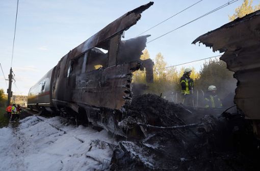 Der Brand des ICE bei Montabaur kommt die Bahn teuer zu stehen und wirft Fragen auf. Foto: dpa
