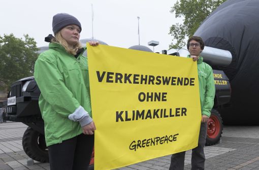 Aus Sicht von Greenpeace ist die Sache klar – die Automobilhersteller wehren sich jedoch gegen eine einseitige Betrachtung. Foto: dpa/Silas Stein