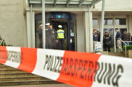 Die Polizei geht fieberhaft jedem Hinweis nach. In Mönchengladbach wurde ein Krankenhaus durchsucht. Foto: dpa
