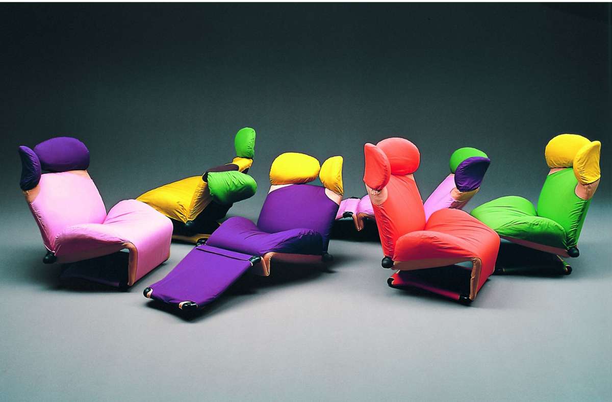 Sessel mit ergonomischer Kopfstütze zum Sitzen und Liegen: „WINK“-Chair“ in fröhlichen Farben, entworfen von dem 1942 geborenen Designer Toshiyuki Kita – anzuschauen in „Japanisches Design seit 1945“. Foto: Mario Carrieri