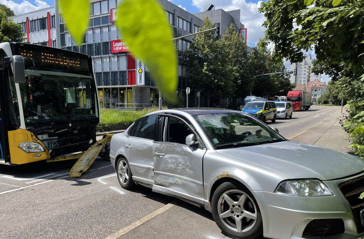 Im Stuttgarter Westen sind bei einem Unfall zwischen einem Linienbus und einem Auto zwei Menschen verletzt worden.