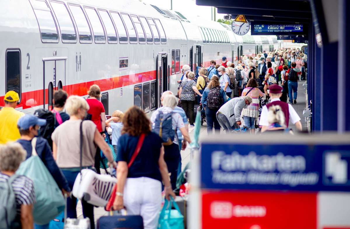 Die Deutsche Bahn erhöht im Dezember ihre Preise im Fernverkehr. Foto: dpa/Hauke-Christian Dittrich