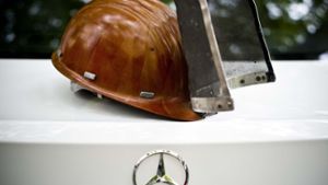 Auf dem Kofferraum eines Mercedes liegt der Helm eines  Gießerei-Mitarbeiters Foto: Max Kovalenko