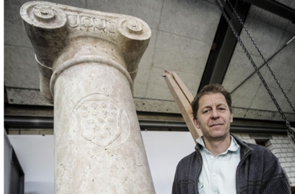 Bildhauer Uli Gsell vor der ursprünglich mopslosen Loriotsäule
