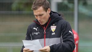 Hannes Wolf studiert seinen Spickzettel: Ob darauf der siegreiche Tipp für das Spiel in Dresden steht? Foto: Pressefoto Baumann