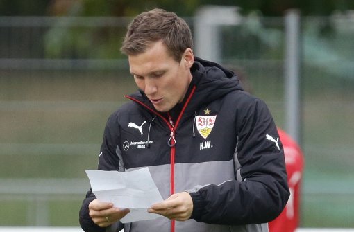 Hannes Wolf studiert seinen Spickzettel: Ob darauf der siegreiche Tipp für das Spiel in Dresden steht? Foto: Pressefoto Baumann