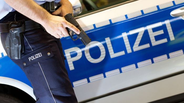 Zwei 26-Jährige greifen Polizisten mit Messern an