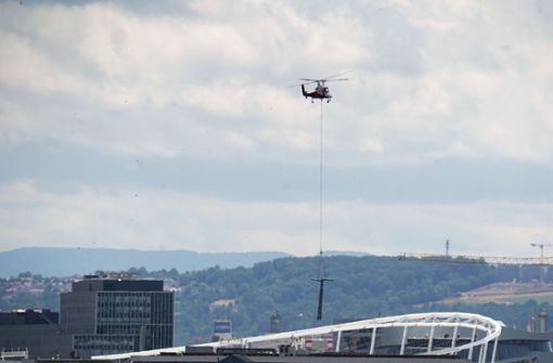 Beim Stadion nimmt der Helikopter Kurs auf die Bahn-Baustelle. Foto: Andreas Rosar Fotoagentur-Stuttgart