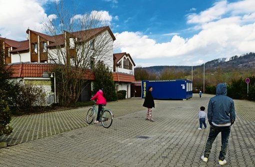 Auf dem Parkplatz eines früheren Hotels in Winterbach spielen jetzt Flüchtlingskinder. Seit Ende November ist das Hotel geschlossen, im Januar sind Asylsuchende eingezogen Foto: Lichtgut/Volker Hoschek
