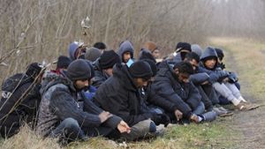 Flüchtlinge an der Grenze zu Ungarn. Die ungarische Regierung lehnt die EU-Flüchtlingsquote ab. (Archivfoto) Foto: dpa