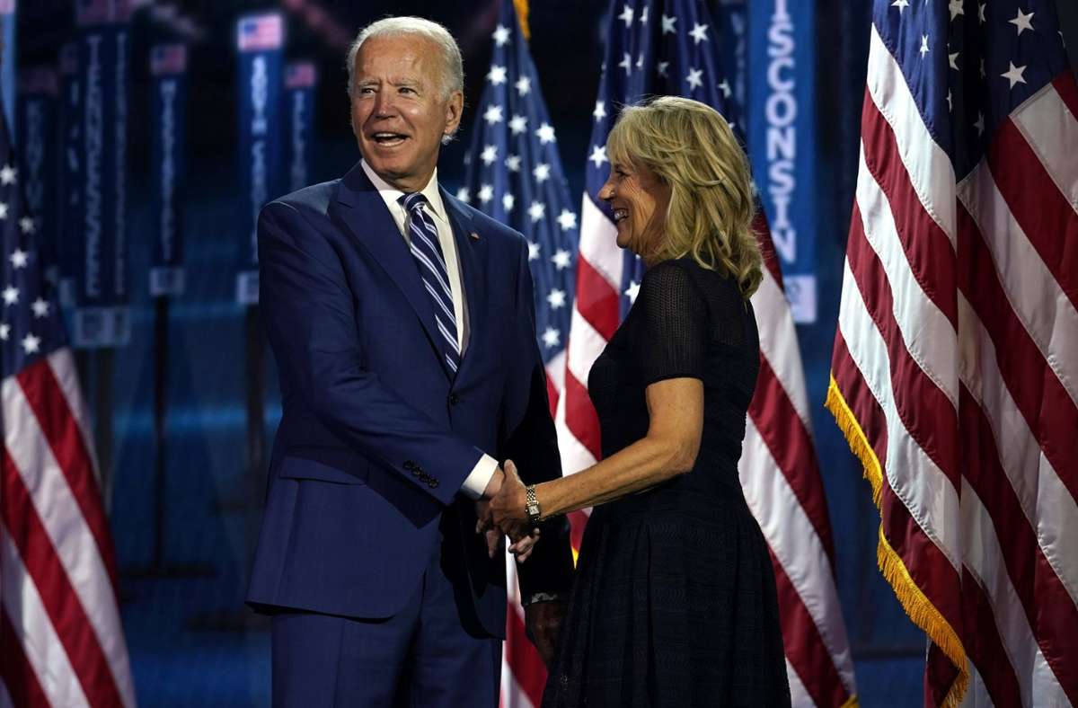 Gruß in die virtuelle Runde:  Präsidentschaftskandidat Joe Biden mit seiner Ehefrau Jill auf der Bühne eines  fast leeren Kongresssaals in Wilmington
