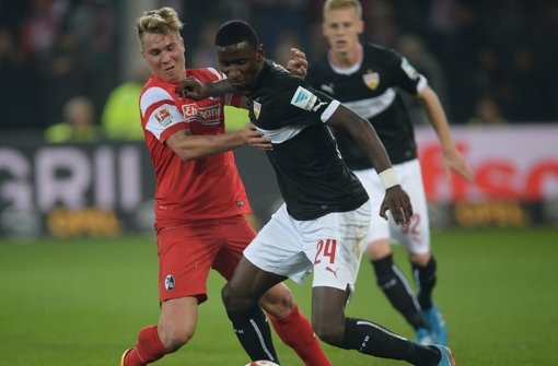 Enges Duell: VfB-Profi Antonio Rüdiger (re.) gegen Freiburgs Felix Klaus Foto: dpa